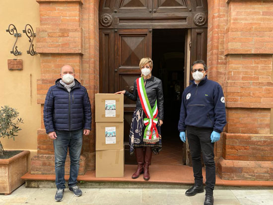 bergabe ans Rote Kreuz in Perugia, Übergabe von Masken an die Komune Marsciano (In der Mitte die Bürgermeisterin Frau Mele) 